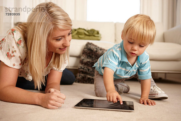 Mutter und Sohn mit digitalem Tablett