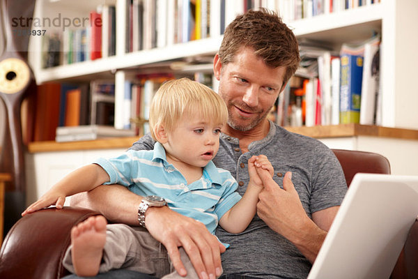 Vater und Sohn mit Laptop