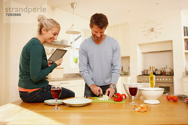 Paar beim Zubereiten von Speisen in der Küche