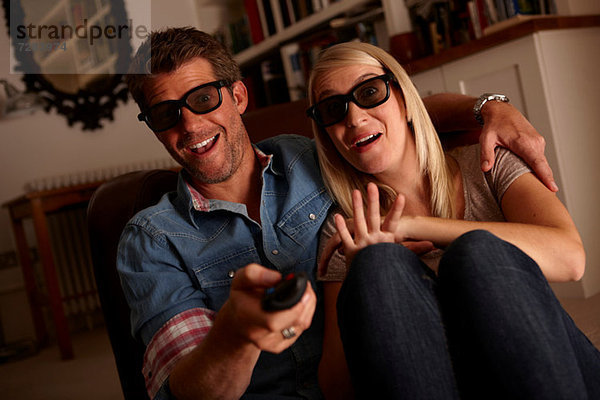 Paar mit 3D-Brille beim Fernsehen