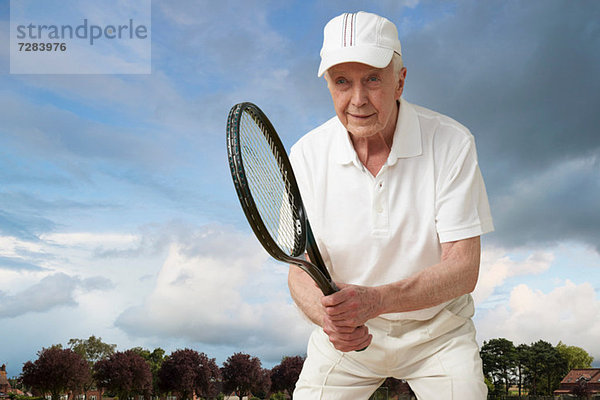 Älterer Mann beim Tennisspielen