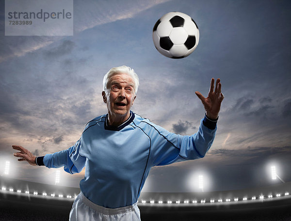 Älterer Mann beim Fußballspielen