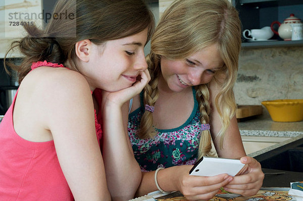 Zwei Mädchen schauen auf das Smartphone