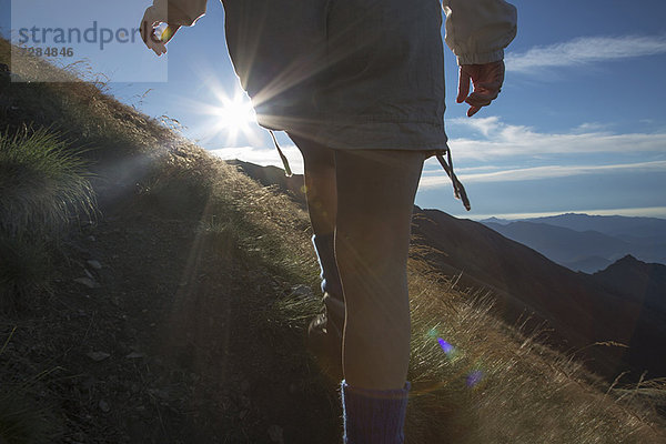 Frau beim Wandern auf dem Land