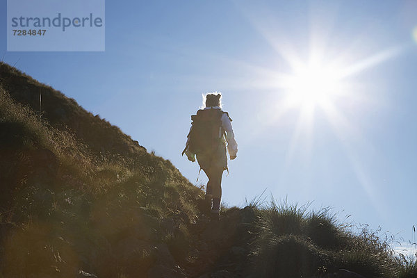 Frau beim Wandern auf dem Land