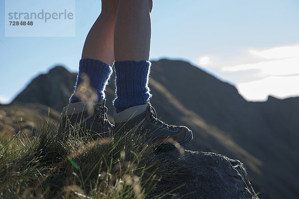 Frau beim Wandern auf dem Land