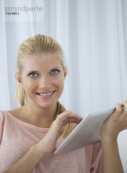 Lächelnde Frau mit Tablet-Computer