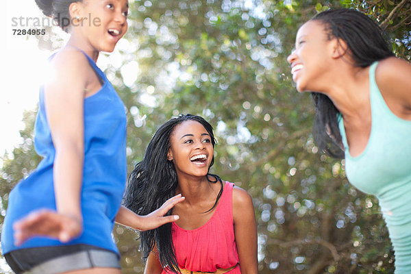 Lächelnde Frauen beim Spielen im Freien