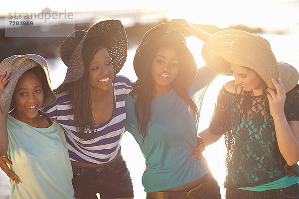 Frauen mit Sonnenhut am Strand