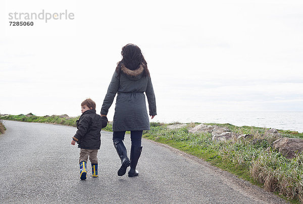 Mutter und Sohn wandern auf der Landstraße