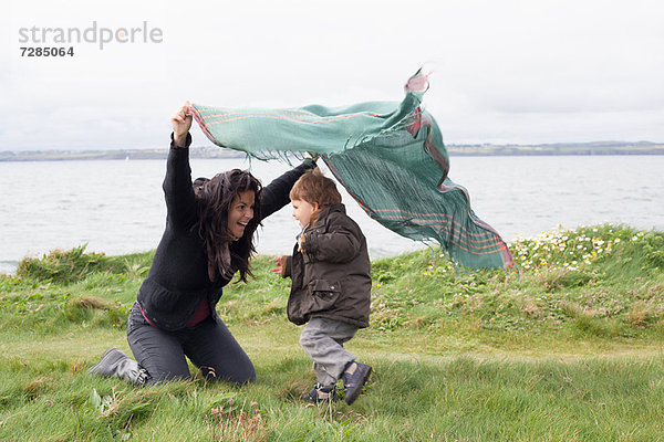 Mutter und Sohn beim Spielen auf der Wiese