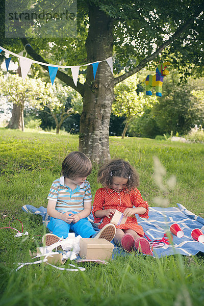 Kinder verschenken beim Geburtstagspicknick