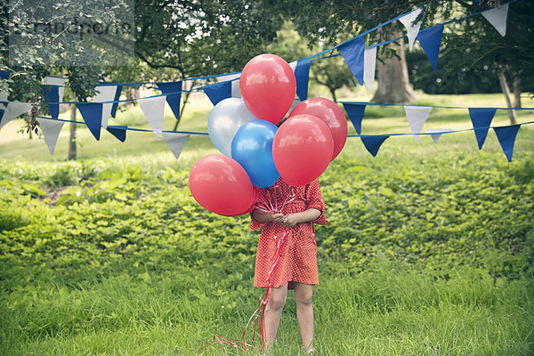 Mädchen mit Ballons im Freien