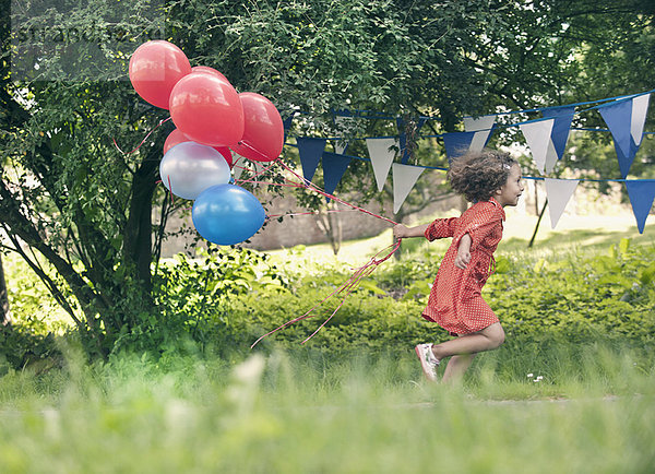 Mädchen mit Ballons im Freien