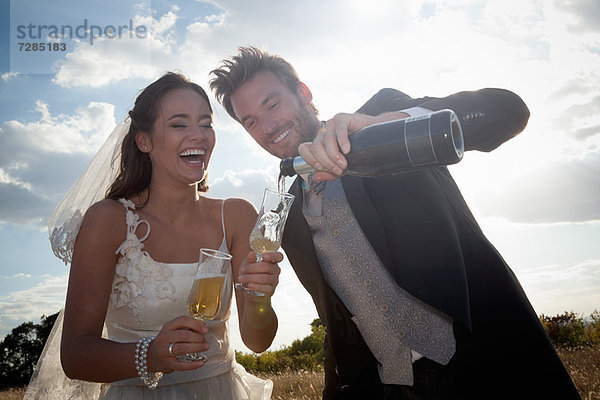 Neuvermähltes Paar bei Champagner