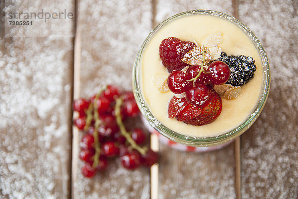 Tasse Pudding mit Früchten