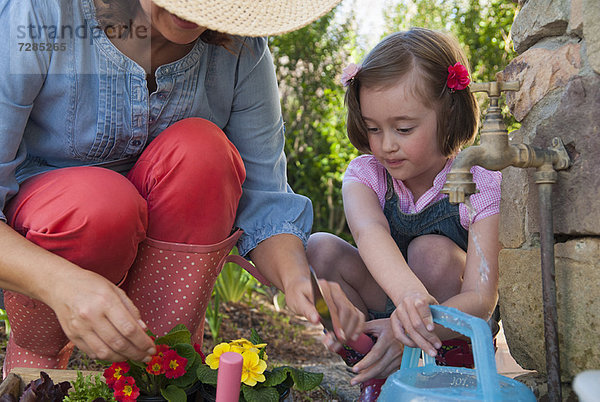 Mutter und Tochter bei der gemeinsamen Gartenarbeit