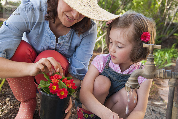 Mutter und Tochter bei der gemeinsamen Gartenarbeit