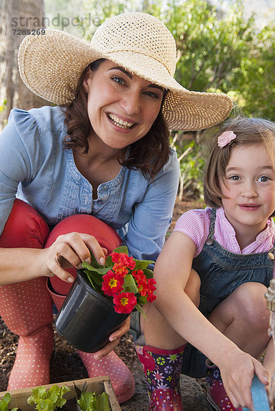 Mutter und Tochter bei der gemeinsamen Gartenarbeit