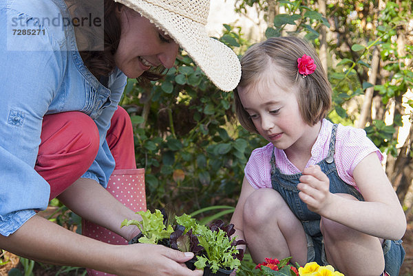 Mutter und Tochter bei der gemeinsamen Gartenarbeit