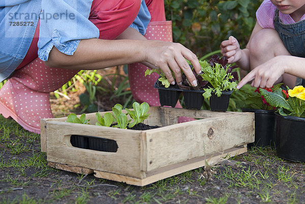 Mutter und Tochter bei der gemeinsamen Gartenarbeit