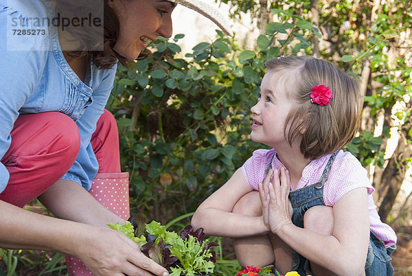 Mutter und Tochter bei der gemeinsamen Gartenarbeit