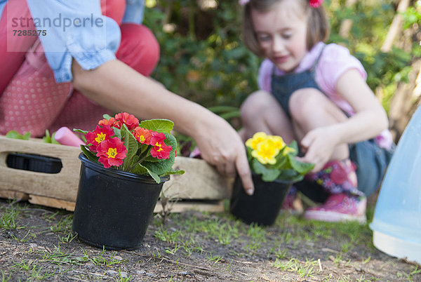 Mutter und Tochter bei der gemeinsamen Gartenarbeit