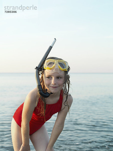 Mädchen mit Schnorchel und Maske im Wasser