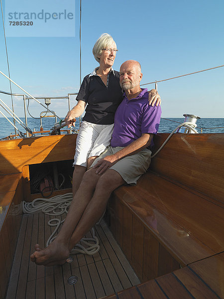 Älteres Paar entspannt auf dem Segelboot