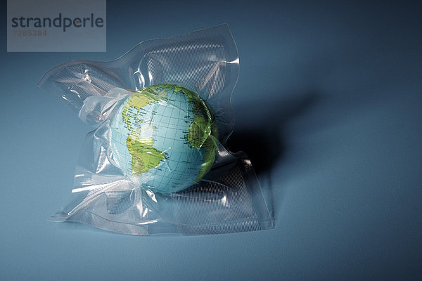 Globus in Kunststoff eingeschrumpft