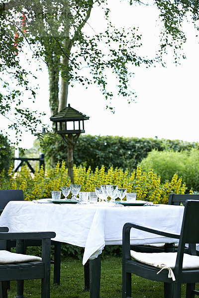 Gedeckter Tisch im Hinterhof