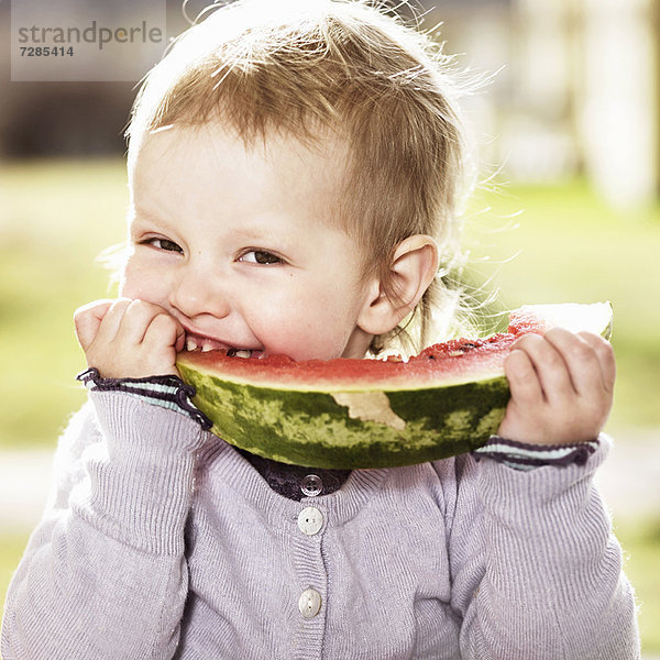 Kleinkind Mädchen essen Wassermelone im Freien