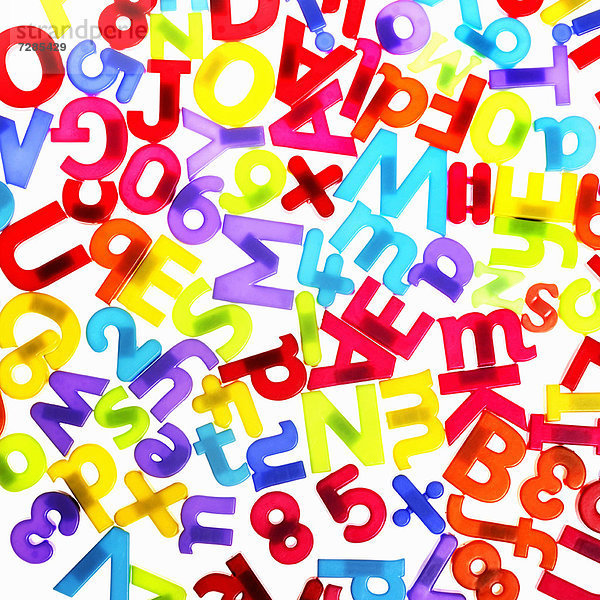 Bunte Kunststoffbuchstaben und Zahlen