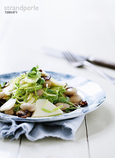 Teller mit Bohnen und Salat