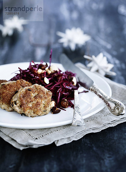 Teller mit Fleischbällchen und Salat