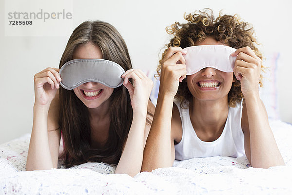 Lächelnde Frau mit Gesichtsmasken