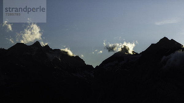 Silhouette einer zerklüfteten Bergkette