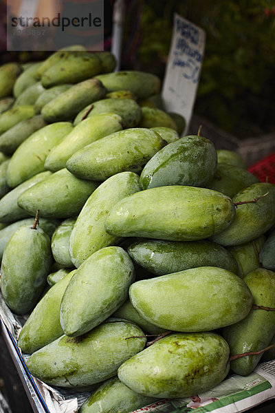 Grüne Mango zum Verkauf auf dem Markt