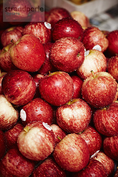 Rote Äpfel zum Verkauf auf dem Markt