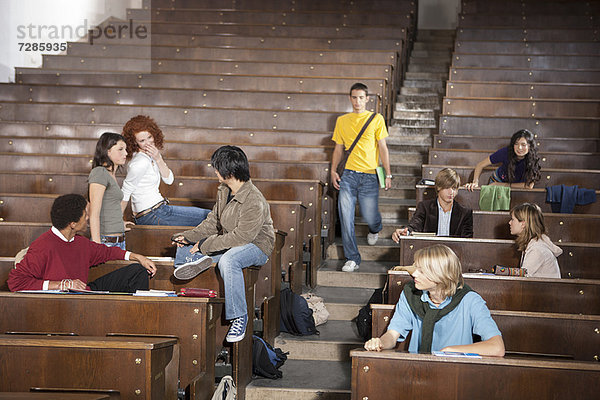 Schüler  die sich im Klassenzimmer aufhalten