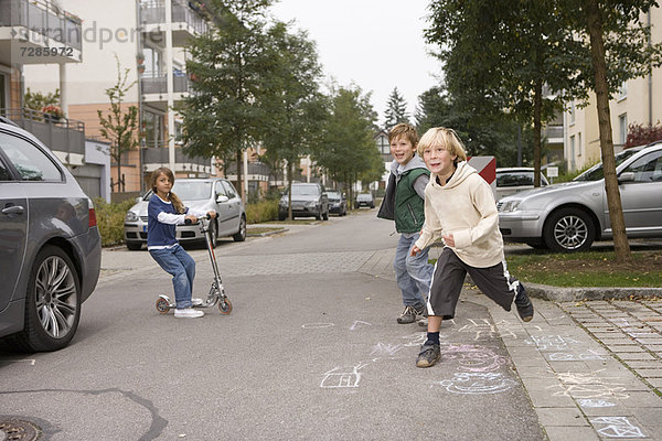 Kinder spielen auf der Vorstadtstraße