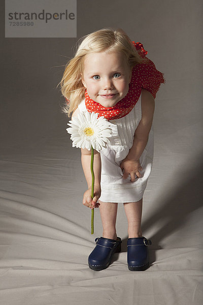 Mädchen mit Blume im Studio