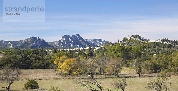 Blick von der Abtei St. Sixte auf Eygalieres in den Alpilles  Provence  Frankreich