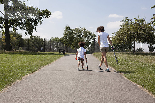 Mutter und Tochter mit Tennisschlägern