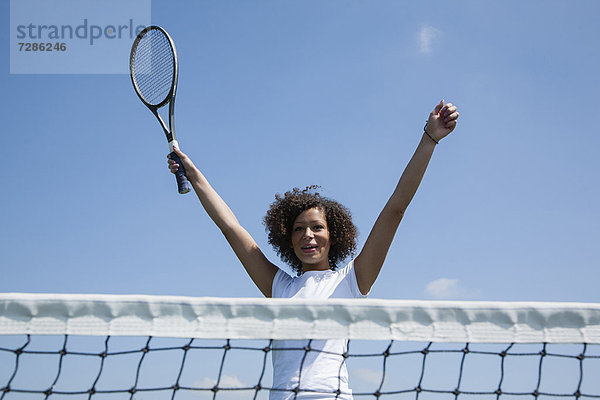 Tennisspieler beim Jubeln auf dem Platz