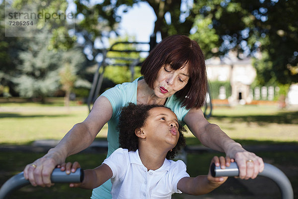 Frau und Enkelin beim Spielen im Park