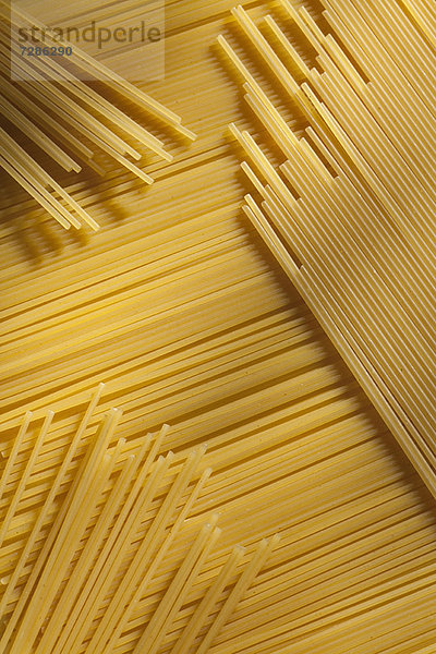 Nahaufnahme von trockenen Spaghetti-Nudeln