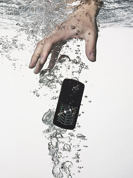 Handgreifendes Handy im Wasser