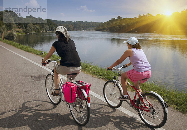 Fahrradfrauen am Flussufer