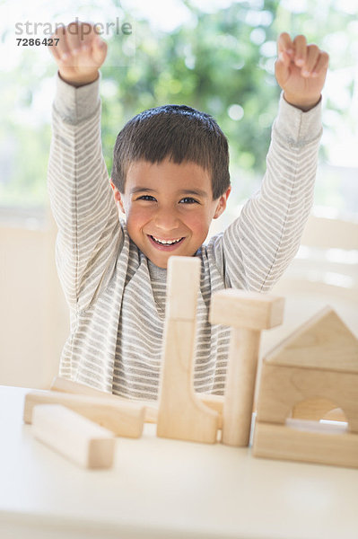Junge - Person  Spielzeug  Bauklötzchen  5-9 Jahre  5 bis 9 Jahre  spielen